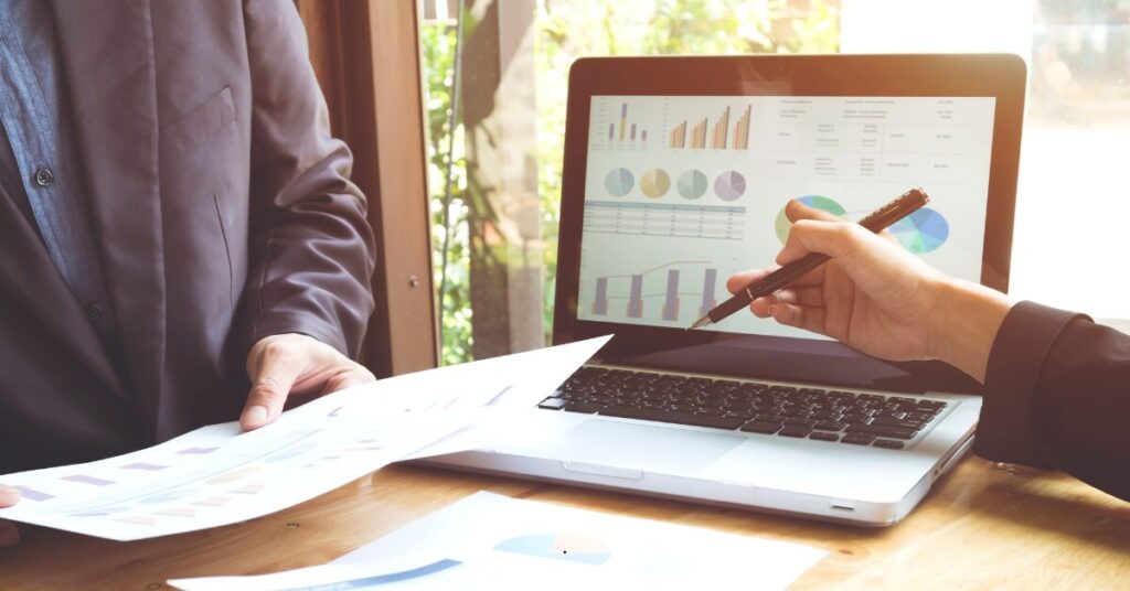 Differences Between a Full Charge Bookkeeper and a Controller