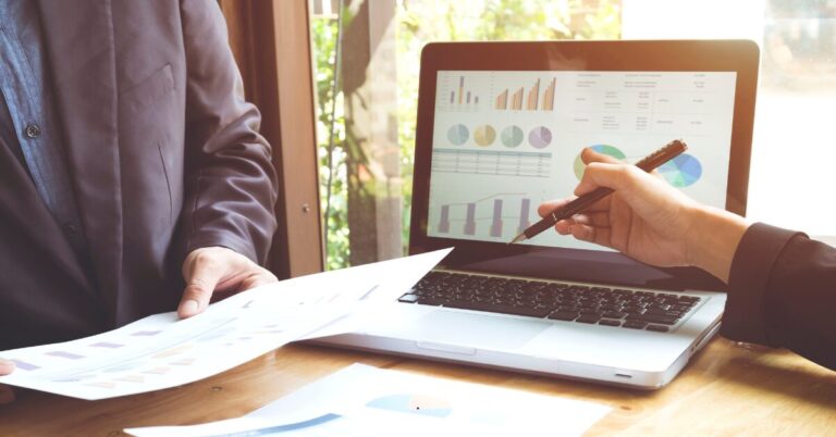 Differences Between a Full Charge Bookkeeper and a Controller